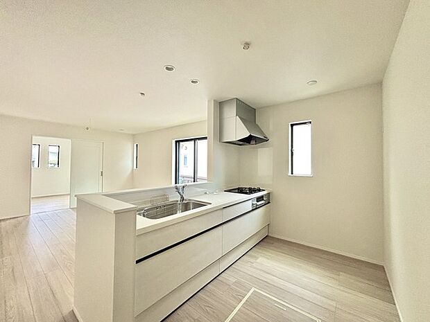 キッチンはオープンカフェスタイルだからリビングとの一体感はバッチリ。毎日のお料理時間も楽しくなりそうです。 