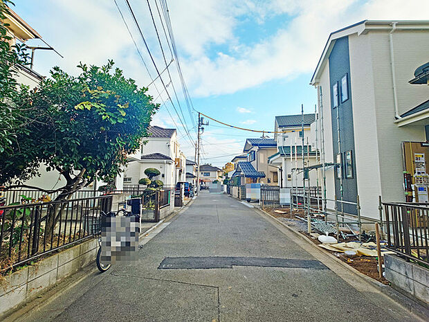 前面道路は広く、駐車がしやすいです。駐車スペース2台分ございます。(車種によります)