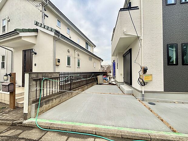 カースペースは1台駐車できます。車庫の出し入れのしやすさなど、実際に現地にてご確認ください。 