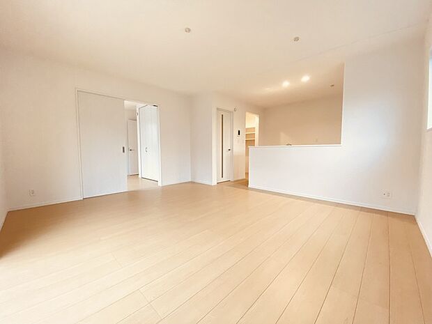 家族が一番集まる場所だから広々としつつも素敵な空間であって欲しい。皆がくつろぐリビングからキッチンまでが一つに繋がる空間。