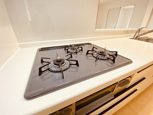 リビングにいる家族の顔が見渡せるカウンターキッチン。お料理もより一層おいしく、楽しく。食器棚を背面に設置しても十分な広さを確保しています。