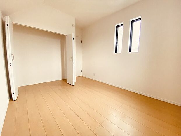 衣類の整理整頓に嬉しいクローゼット付きのお部屋。お子様のお部屋としても便利です。