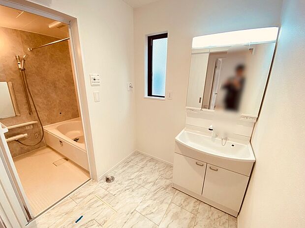 ゆとりの洗面スペースで朝の身支度もスムーズに行えます。