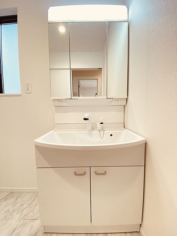 お出かけ前の身だしなみに一歩差がつく三面鏡。ミラー裏にはたっぷり収納もございます。