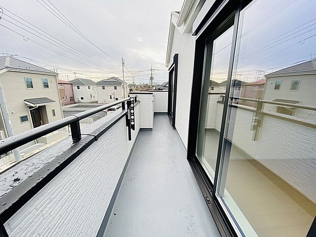 南側のお部屋から出入りできる、奥行きのあるワイドバルコニー。心地よい陽射しと暖かな風を楽しむことが出来ます。