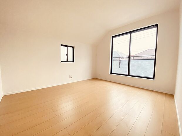 バルコニーに面した7帖の洋室。開口部からは優しい陽光が差し込み心地よい風が通り抜けます。