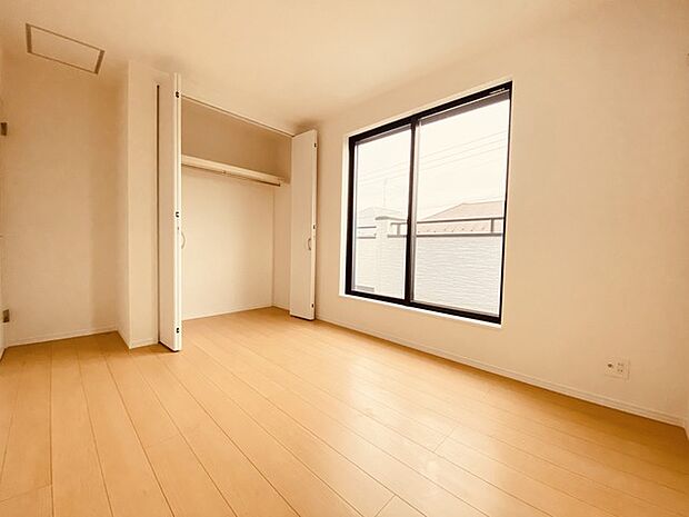 広々収納で、仕事着、普段着をまとめて収納できます。