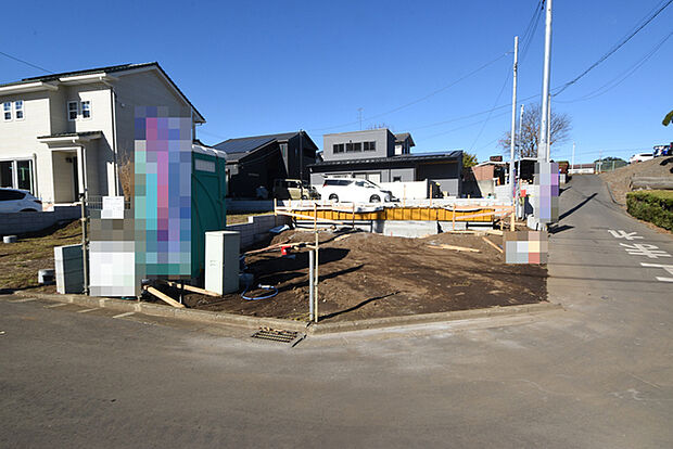 前面道路は広く、駐車がしやすいです。駐車スペース2台分ございます。 