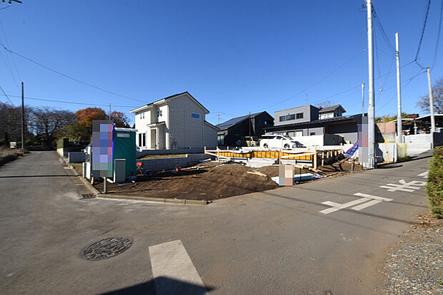 南道路に面しており日中もたくさんの陽が入ります。風通りや周辺環境など実際に現地にてご確認ください。 