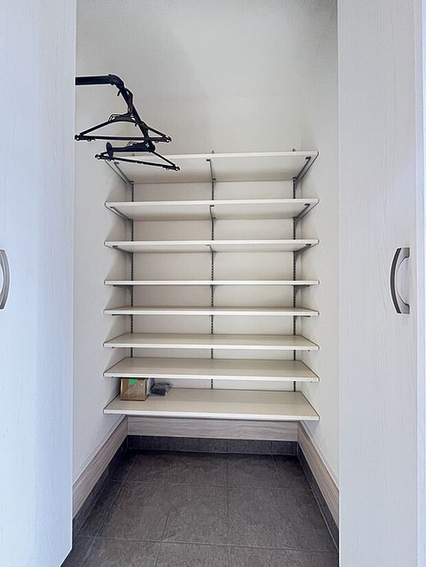 玄関収納はゴルフバックやベビーカーも収まりコートなども掛けられます