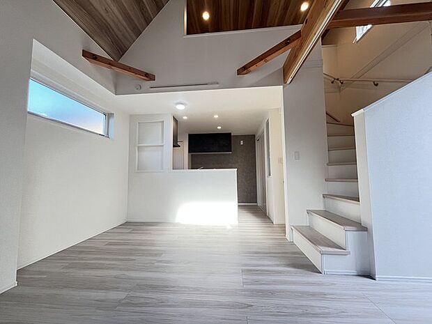 家族の集うリビングには色々な方向から光が差し込む設計に。家族のコミュニケーションが弾むスポットだから明るい雰囲気であってほしい。