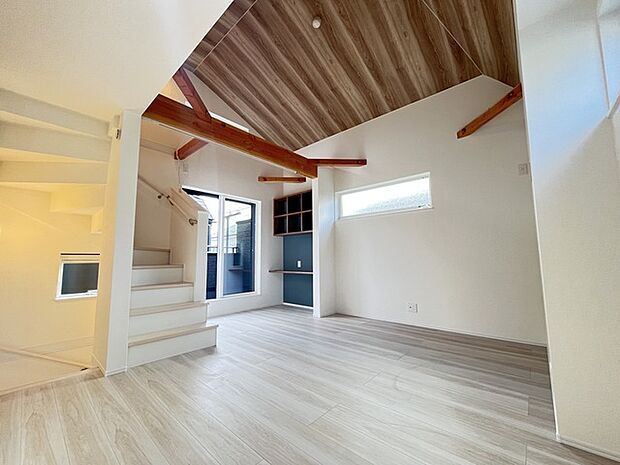 明るく、開放感もあり、冬は暖気が上昇しやすい吹き抜けリビング。