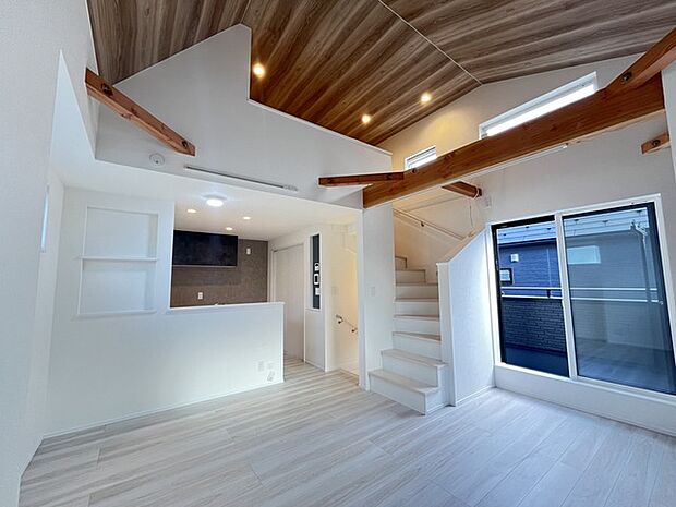 家族や友人、両親、親戚とこれから沢山の時間を紡ぐのだろう。そこを彩るのは窓から見える青い空、心地よい緑。そんなイメージが膨らむリビングスペース。