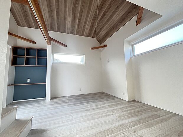 家族団欒のリビング。陽光差し込む食卓には家族の会話とスマイルが溢れます。いつまでもここで食卓を囲みたくなる、そう感じさせてくれるスペース。