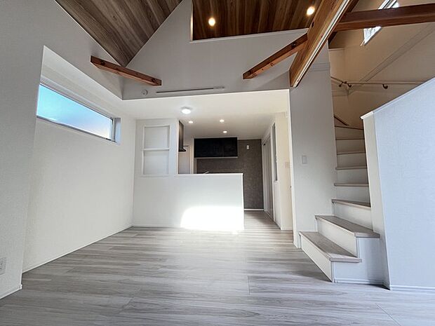 夕食の時間。家族、友人、両親、親戚との会話がより料理を美味しくしてくれる。あっという間に時間が過ぎてしまう居心地の良さは、普段はほっとする空間としてここにあります。