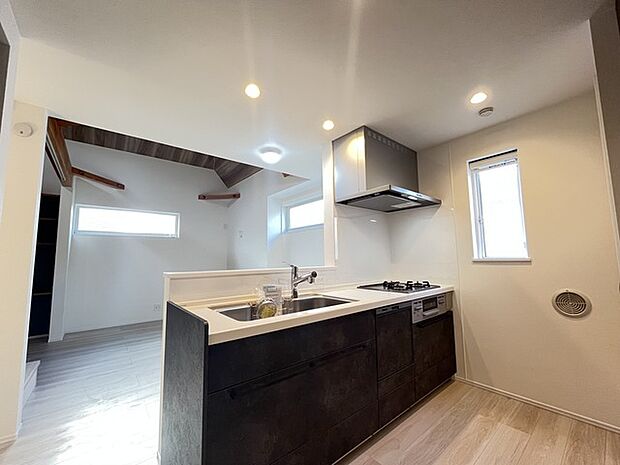 リビングにいる家族の顔が見渡せるカウンターキッチン。お料理もより一層おいしく、楽しく。食器棚を背面に設置しても十分な広さを確保しています。