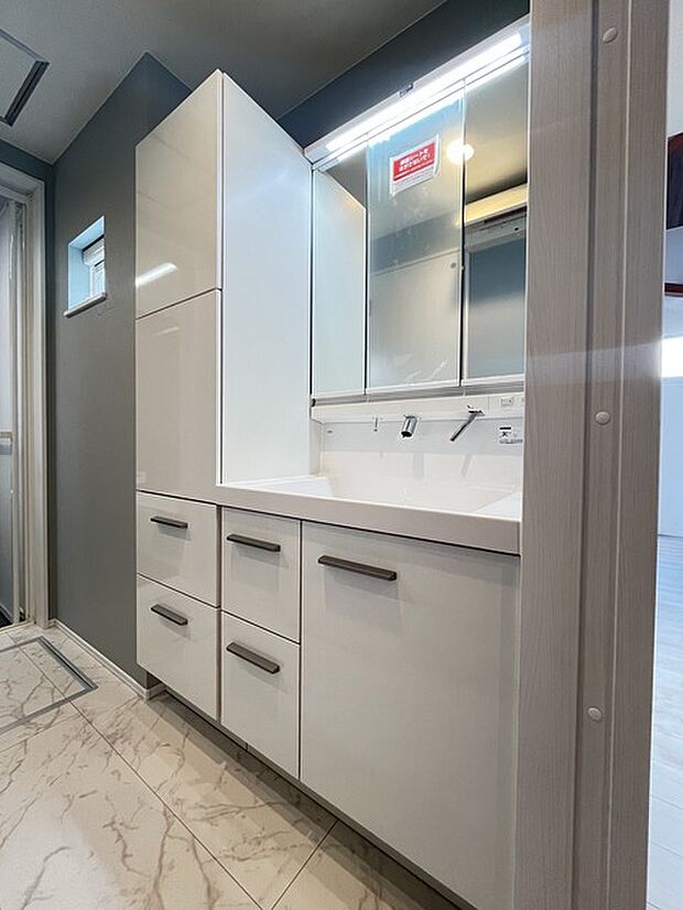 お出かけ前の身だしなみに一歩差がつく三面鏡。ミラー裏のほかにたっぷり収納もございます。