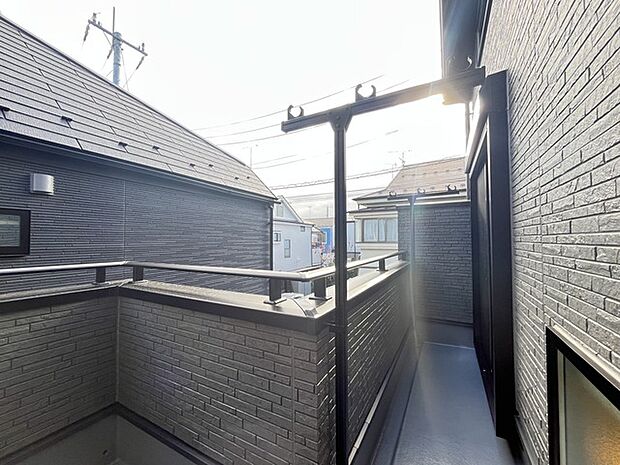 陽ざしが差込む明るいバルコニー。奥行きのあるバルコニーはお洗濯時に助かります。