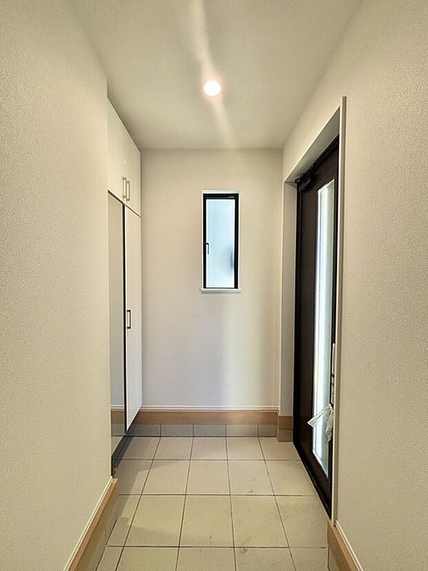 お宅の顔となる明るく開放的な玄関。ご家族皆様様の靴を収納できるスペースと全身鏡があり、お出掛け前に身だしなみチェックもできます。 