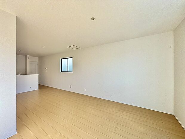 大きな開口部から明るい光が差し込むリビング。日中の室内の明るさがこの部屋の魅力です。 