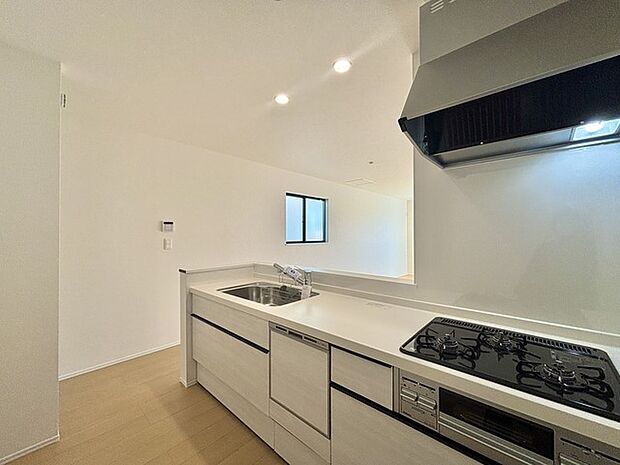 リビングにいる家族の顔が見渡せるカウンターキッチン。お料理もより一層おいしく、楽しく。食器棚を背面に設置しても十分な広さを確保しています。 