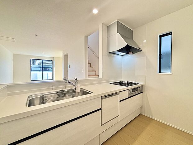 リビングにいる家族の顔が見渡せるカウンターキッチン。お料理もより一層おいしく、楽しく。食器棚を背面に設置しても十分な広さを確保しています。 