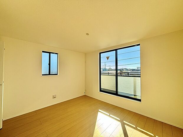 沢山陽の入る主寝室は7帖あります。