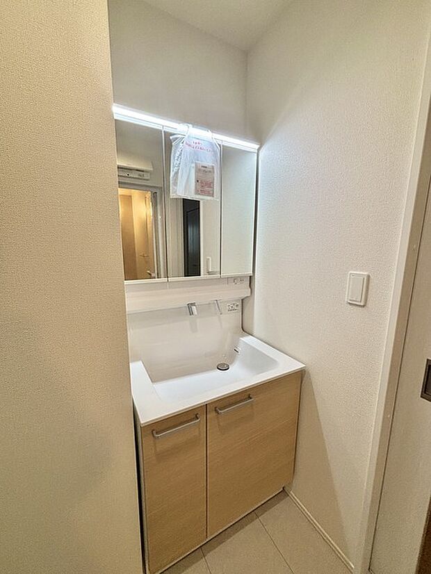 お出かけ前の身だしなみに一歩差がつく三面鏡。ミラー裏にはたっぷり収納もございます。 