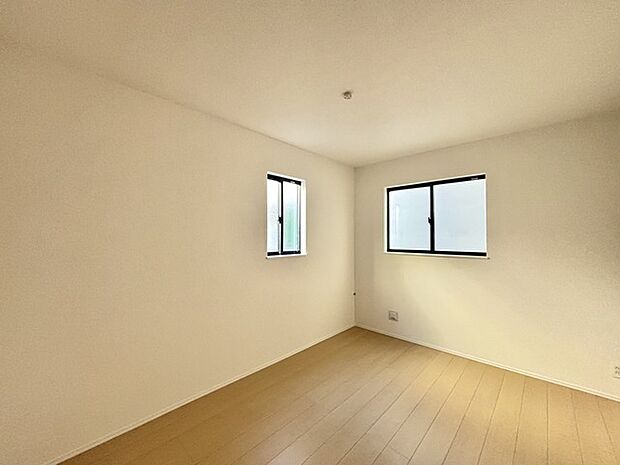 どんな家具にでも相性が良い清潔感ある白色調のクロスを採用。主張しすぎない配色、耐久性にも優れた床材は日々のメンテナンスも楽に、快適に過ごして頂けるよう考えられています。