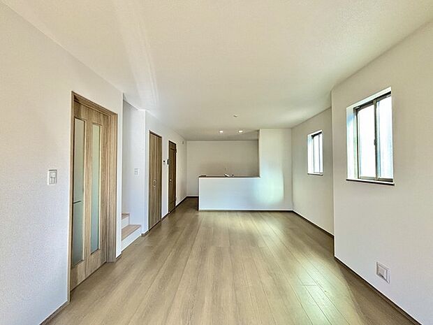 家族団欒のリビング。陽光差し込む食卓には家族の会話とスマイルが溢れます。いつまでもここで食卓を囲みたくなる、そう感じさせてくれるスペース。 