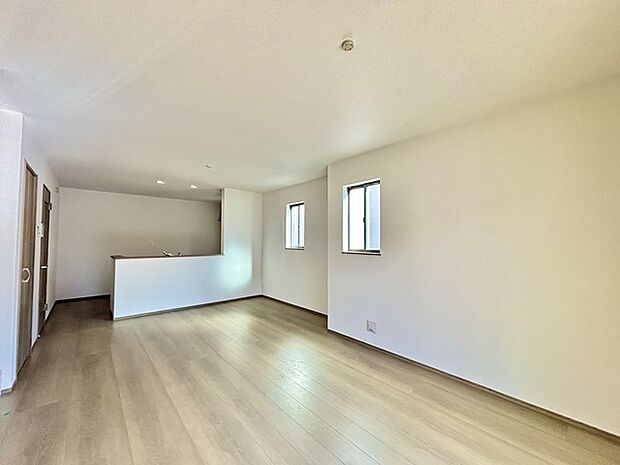 いつも家族の集まるリビングは広々とした16.6帖。通風・採光にも優れ、心安らぐ風と光がたえない空間。汎用性に富んだ居住スペースと、高揚感さえも与えてくれる住空間です。