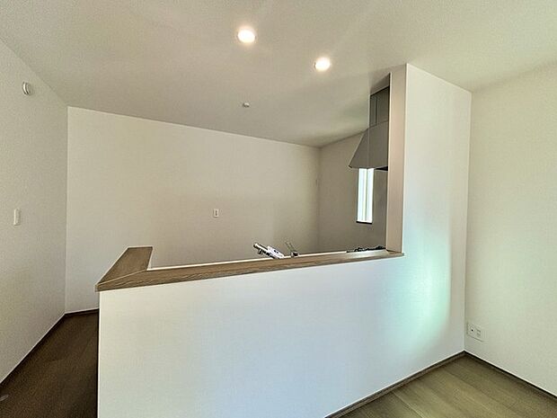 リビングにいる家族の顔が見渡せるカウンターキッチン。お料理もより一層おいしく、楽しく。食器棚を背面に設置しても十分な広さを確保しています。 