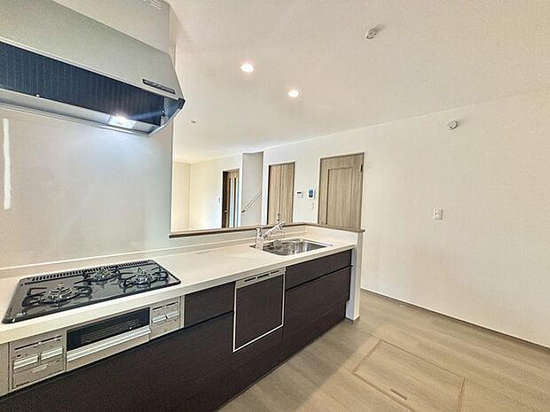 人工大理石を使用したシステムキッチン。永く傷つきにくく、お手入れもしやすい高機能性です。