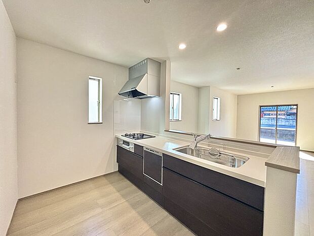 家族が一番集まる場所だから広々としつつも素敵な空間であって欲しい。皆がくつろぐリビングからキッチンまでが一つに繋がる空間。 