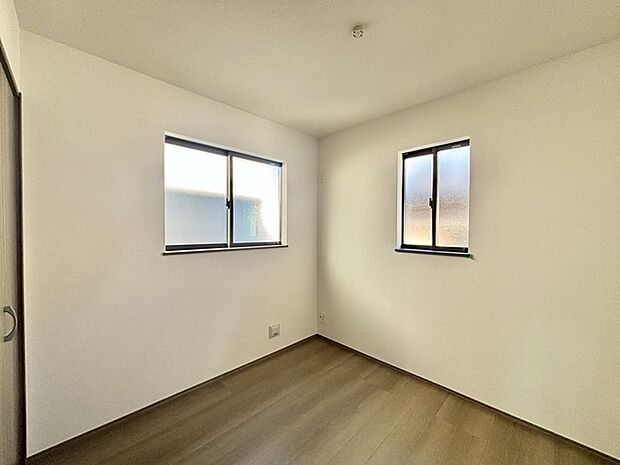 衣類の整理整頓に嬉しいクローゼット付きのお部屋。お子様のお部屋としても便利です。