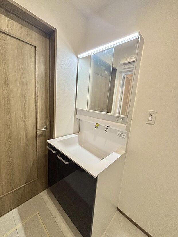 お出かけ前の身だしなみに一歩差がつく三面鏡。ミラー裏にはたっぷり収納もございます。