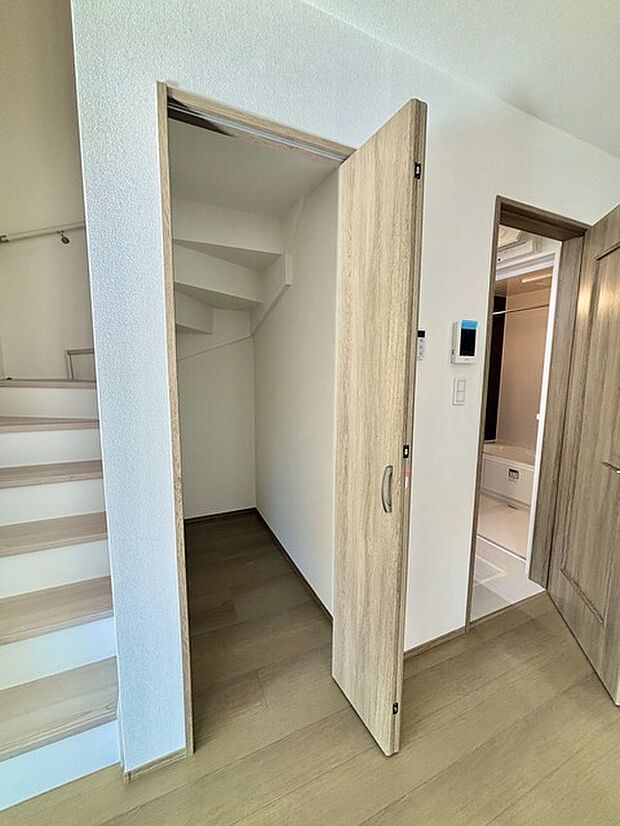 階段下に収納があるので