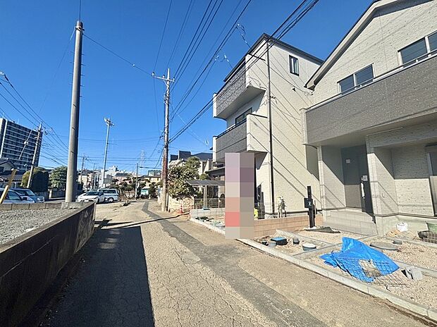 戸建てが立ち並ぶ静かな住宅街。四季折々の移り変わりを感じながら自然と楽しみ、暮らす、そんな毎日を日々の中で感じられる住環境