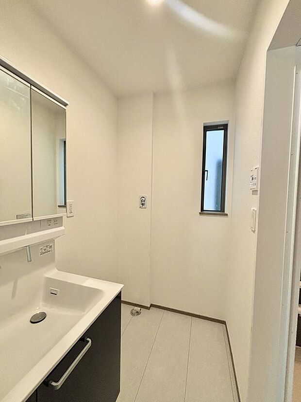 ゆとりの洗面スペースで朝の身支度もスムーズに行えます。