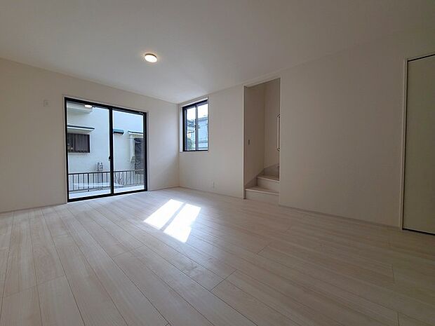 家族団欒のリビング。陽光差し込む食卓には家族の会話とスマイルが溢れます。いつまでもここで食卓を囲みたくなる、そう感じさせてくれるスペース。 