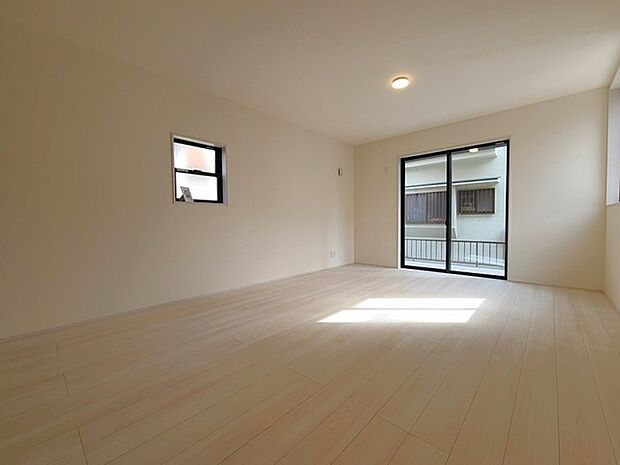 家族団欒のリビング。陽光差し込む食卓には家族の会話とスマイルが溢れます。いつまでもここで食卓を囲みたくなる、そう感じさせてくれるスペース。 