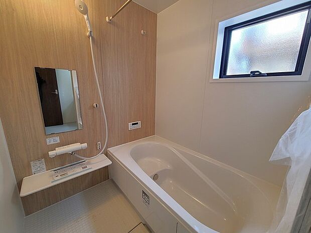 一緒にお風呂に入っている子供達の声がリビングまで聞こえてきそうな広々とした1坪バス