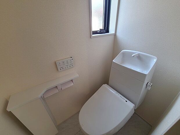 1.2階にそれぞれトレイがございます。朝の混雑時に分散して利用できるほか、ゲスト用としても使い分けることもできます。