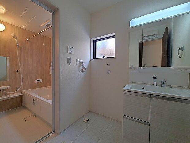 使い勝手の良い洗面台、窓があることで換気もしやすく清潔感のある空間を保てます。 