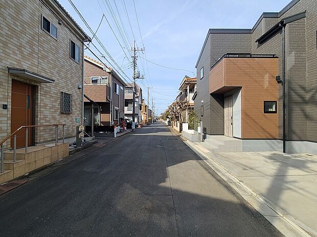 戸建てが立ち並ぶ静かな住宅街。四季折々の移り変わりを感じながら自然と楽しみ、暮らす、そんな毎日を日々の中で感じられる住環境 