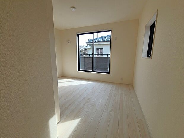 どんな家具にでも相性が良い清潔感ある白色調のクロスを採用。主張しすぎない配色、耐久性にも優れた床材は日々のメンテナンスも楽に、快適に過ごして頂けるよう考えられています。