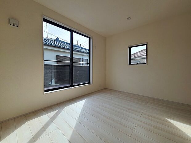 どんな家具にでも相性が良い清潔感ある白色調のクロスを採用。主張しすぎない配色、耐久性にも優れた床材は日々のメンテナンスも楽に、快適に過ごして頂けるよう考えられています。 