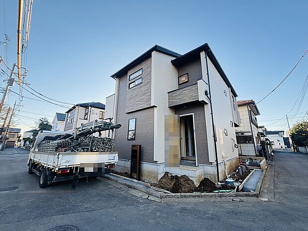 戸建てが立ち並ぶ静かな住宅街。四季折々の移り変わりを感じながら自然と楽しみ、暮らす、そんな毎日を日々の中で感じられる住環境 