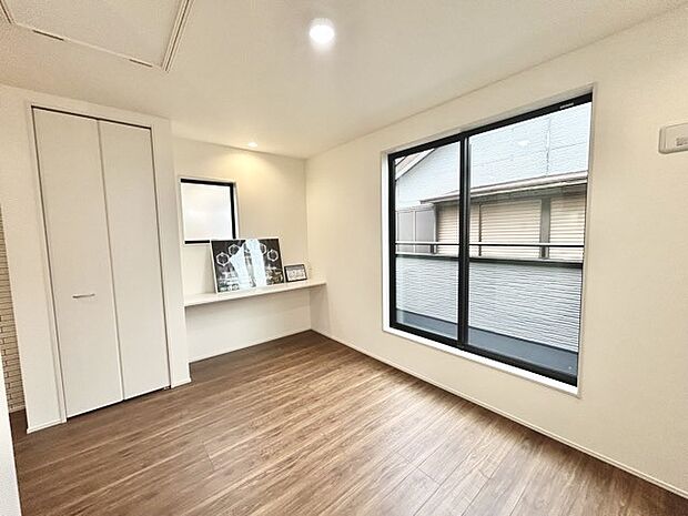 家族や友人、両親、親戚とこれから沢山の時間を紡ぐのだろう。そこを彩るのは窓から見える青い空、心地よい緑。そんなイメージが膨らむリビングスペース。 