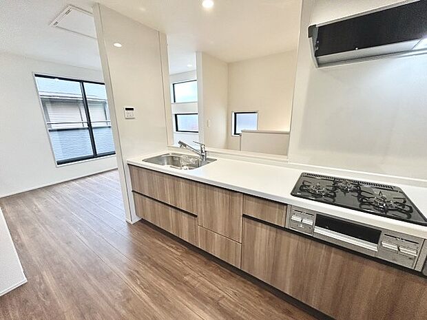 リビングにいる家族の顔が見渡せるカウンターキッチン。お料理もより一層おいしく、楽しく。食器棚を背面に設置しても十分な広さを確保しています。